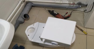 Установка напольного унитаза в Тутаеве: монтаж под ключ от СантехДомТтв от 5245 рублей.