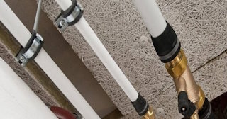 Замена труб водоснабжения в квартире: цена от 2098 руб. - СантехДомТтв